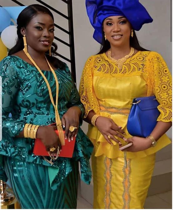 Lala et sa complice Fili, toutes radieuses lors du baptême de leur fils! Lala et sa complice Fili, toutes radieuses lors du baptême de leur fils!