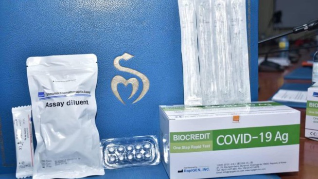 Covid-19 : Les images des 5 000 kits de test rapide de Karim Wade remis au Gouvernement