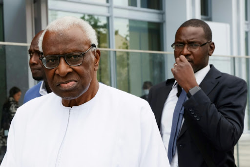 L’ironie de Lamine Diack à la barre: « La rue où j’ai grandi était à mi-chemin entre la prison et le stade. Tout petit, j’ai choisi … »