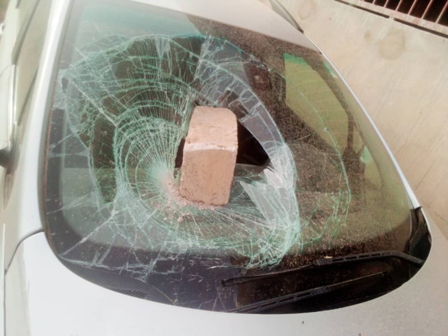 Dernière minute: Des talibés de Sokhna Aida Diallo vandalisent la voiture du Frère de Cheikh Béthio Dernière minute: Des talibés de Sokhna Aida Diallo vandalisent la voiture du Frère de Cheikh Béthio