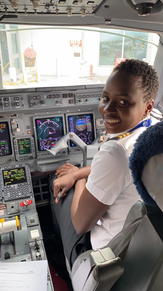 Khady Djibril Ndiaye, pilote de ligne: «J’ai piloté un avion avant de conduire une voiture» Khady Djibril Ndiaye, pilote de ligne: «J’ai piloté un avion avant de conduire une voiture»
