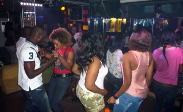 Saly : Une suissesse se fait voler plus de 5 millions CFA par une bande de fêtards Saly : Une suissesse se fait voler plus de 5 millions CFA par une bande de fêtards