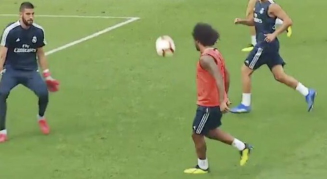 Contrôle collant, virgule, roulade avortée, feinte de frappe, croisé…. l’action majestueuse de Marcelo