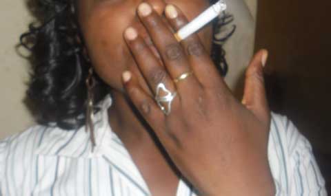 Dakar: L’évolution du nombre de femmes fumeuses de « yamba » et de cigarette inquiète (reportage)