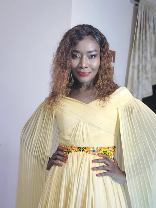 Coumba Gawlo sublime en robe jaune Coumba Gawlo sublime en robe jaune