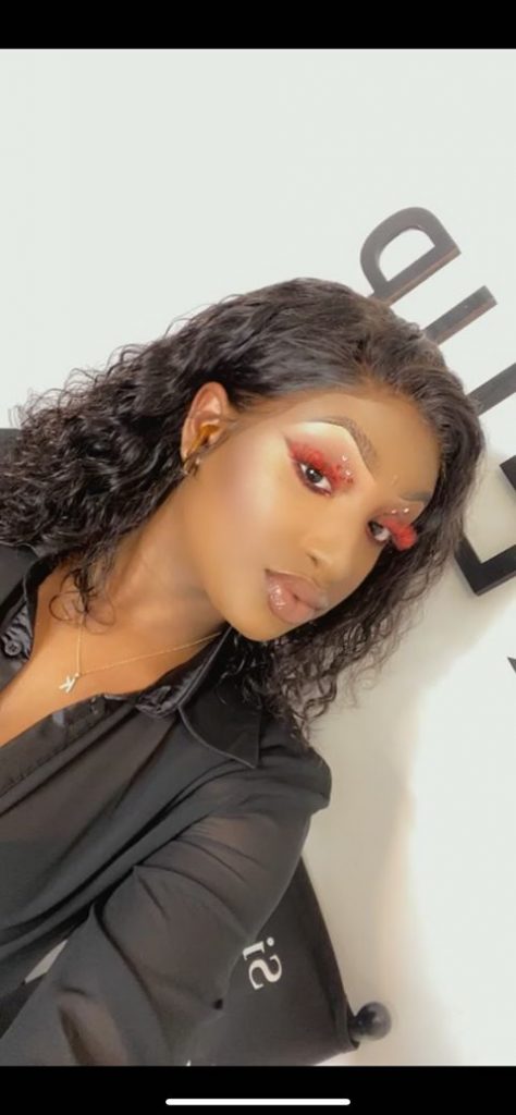 Les faux-cils rouges très osés de Fatou Mbaye, la femme de Kara Mbodj