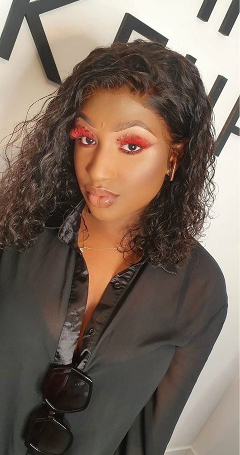 Les faux-cils rouges très osés de Fatou Mbaye, la femme de Kara Mbodj