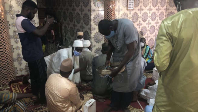 Quand deux animateurs de la Sen tv et 2stv se pendent, Momo "TAKKNA" Ndeye Sokhna. Quand deux animateurs de la Sen tv et 2stv se pendent, Momo "TAKKNA" Ndeye Sokhna.