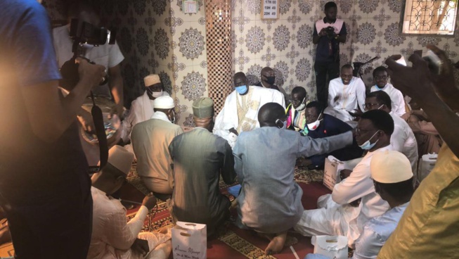 Quand deux animateurs de la Sen tv et 2stv se pendent, Momo "TAKKNA" Ndeye Sokhna. Quand deux animateurs de la Sen tv et 2stv se pendent, Momo "TAKKNA" Ndeye Sokhna.