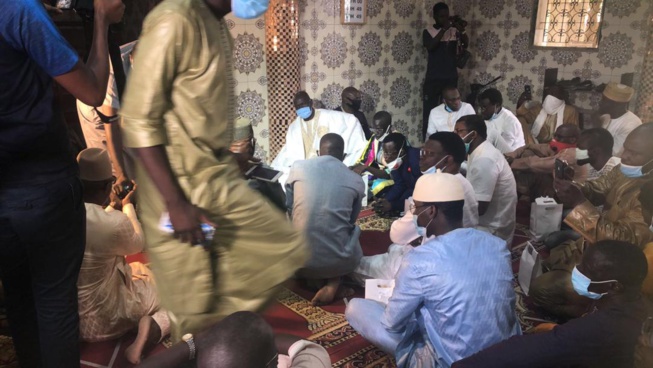 Quand deux animateurs de la Sen tv et 2stv se pendent, Momo "TAKKNA" Ndeye Sokhna. Quand deux animateurs de la Sen tv et 2stv se pendent, Momo "TAKKNA" Ndeye Sokhna.