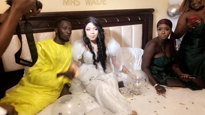 Quand deux animateurs de la Sen tv et 2stv se pendent, Momo "TAKKNA" Ndeye Sokhna. Quand deux animateurs de la Sen tv et 2stv se pendent, Momo "TAKKNA" Ndeye Sokhna.