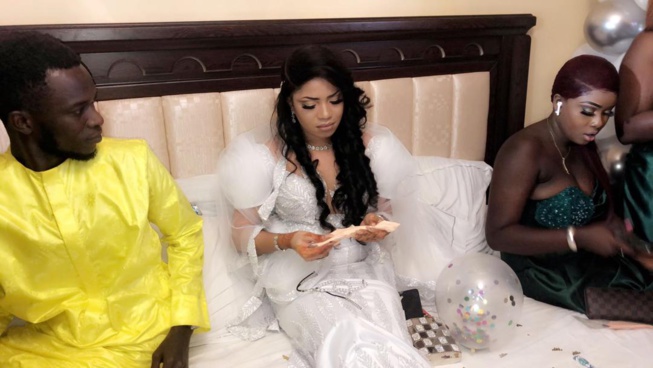 Quand deux animateurs de la Sen tv et 2stv se pendent, Momo "TAKKNA" Ndeye Sokhna. Quand deux animateurs de la Sen tv et 2stv se pendent, Momo "TAKKNA" Ndeye Sokhna.