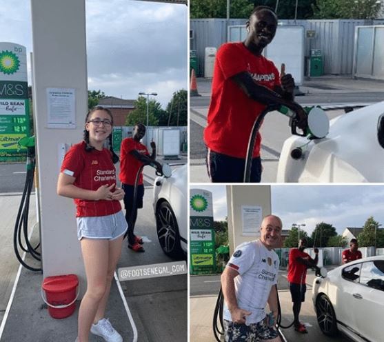 Rencontre entre Sadio Mané et des supporters de Liverpool dans une station Rencontre entre Sadio Mané et des supporters de Liverpool dans une station