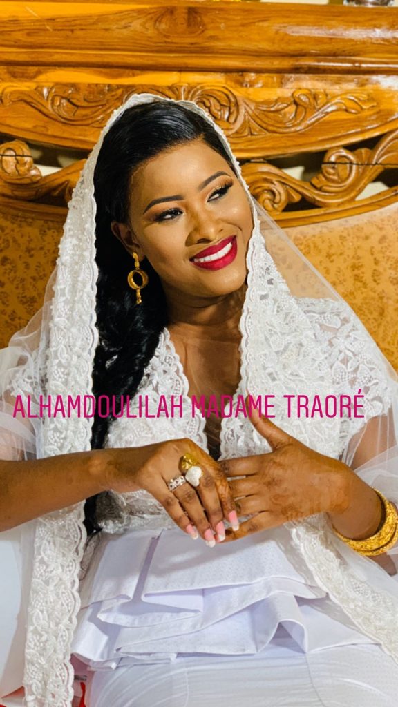 L’animatrice Khady Ka en toute complicité avec son mari footballeur L’animatrice Khady Ka en toute complicité avec son mari footballeur