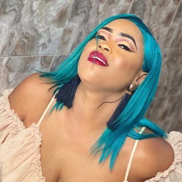 Perruque bleue, décolleté plongeant, Guigui réapparaît avec un nouveau look sexy Perruque bleue, décolleté plongeant, Guigui réapparaît avec un nouveau look sexy