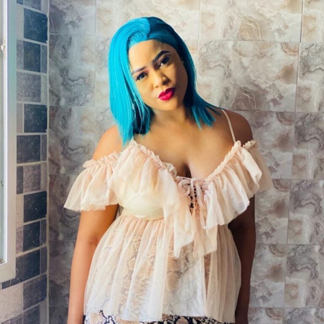 Perruque bleue, décolleté plongeant, Guigui réapparaît avec un nouveau look sexy