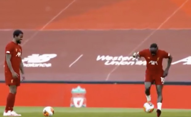 Mané et Wijnaldum à l’entrainement, regardez leur nouvelle technique Mané et Wijnaldum à l’entrainement, regardez leur nouvelle technique