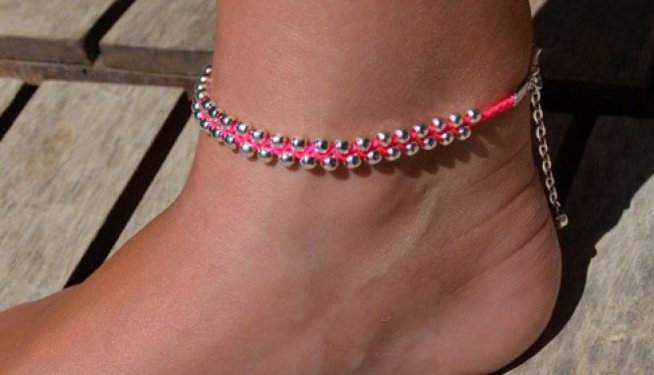 Chaînes aux reins et aux pieds : Pr0stituti0n ou irrésistible pouvoir de séduction ? Chaînes aux reins et aux pieds : Pr0stituti0n ou irrésistible pouvoir de séduction ?