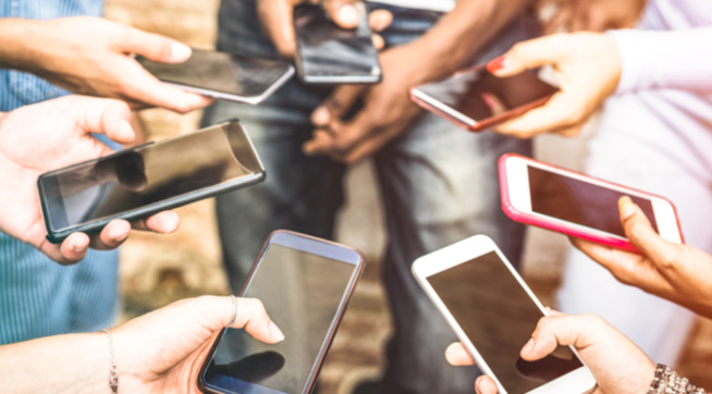 Whatsapp, Facebook, Tik Tok…: les élèves toujours en vacances Whatsapp, Facebook, Tik Tok…: les élèves toujours en vacances