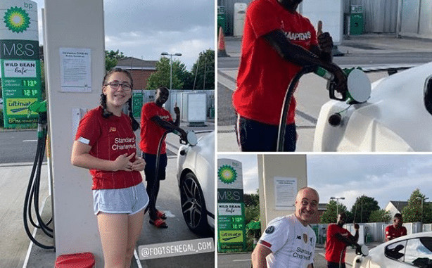 Rencontre entre Sadio Mané et des supporters de Liverpool dans une station Rencontre entre Sadio Mané et des supporters de Liverpool dans une station