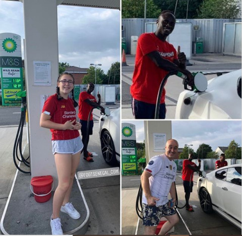 Rencontre entre Sadio Mané et des supporters de Liverpool dans une station Rencontre entre Sadio Mané et des supporters de Liverpool dans une station