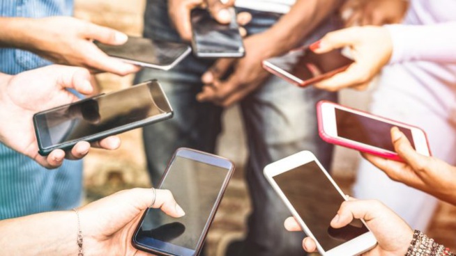 Whatsapp, Facebook, Tik Tok…: les élèves toujours en vacances
