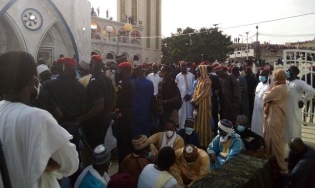Médina Baye : Voici les tristes images de l’inhumation de la fille aînée de cheikh Al Islam. Médina Baye : Voici les tristes images de l’inhumation de la fille aînée de cheikh Al Islam.