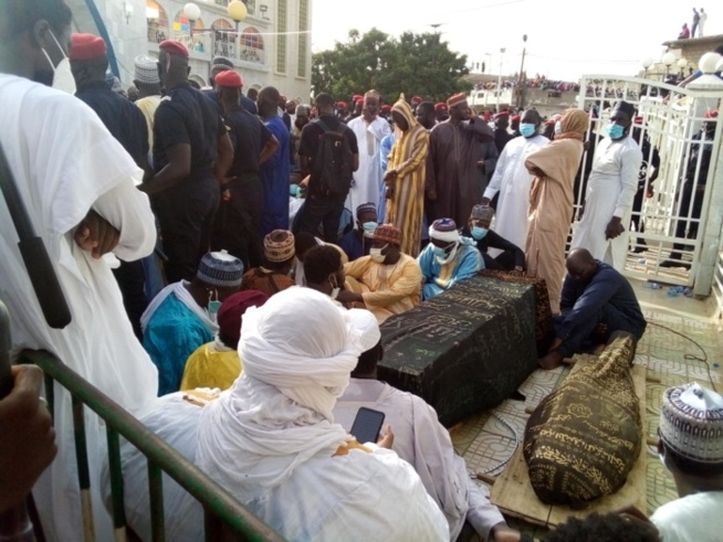 Médina Baye : Voici les tristes images de l’inhumation de la fille aînée de cheikh Al Islam.