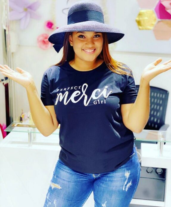 Eva “Pod et Marichou” fait parler avec son look d’été très « parfait » Eva “Pod et Marichou” fait parler avec son look d’été très « parfait »