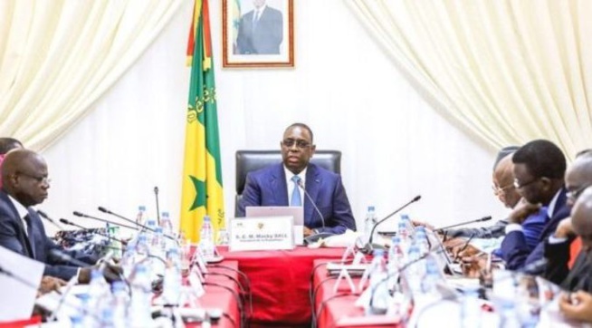 Qui oserait penser une seule seconde à des vacances gouvernementales dans ce pays? Qui oserait penser une seule seconde à des vacances gouvernementales dans ce pays?