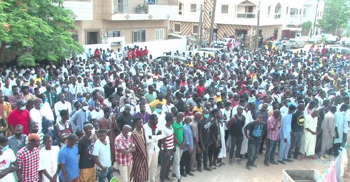 Enterrement à Pikine – Une foule immense accompagne Jules Baldé Junior à sa dernière demeure Enterrement à Pikine – Une foule immense accompagne Jules Baldé Junior à sa dernière demeure