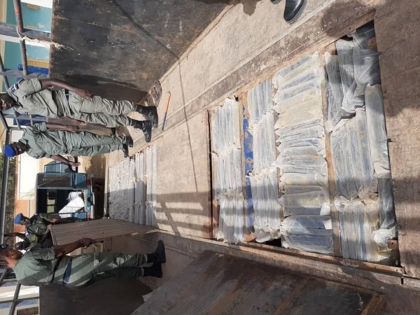 Trafic international de drogue: une nouvelle et surprenante découverte de 375 kilos de chanvre indien sur un camion malien ! Trafic international de drogue: une nouvelle et surprenante découverte de 375 kilos de chanvre indien sur un camion malien !