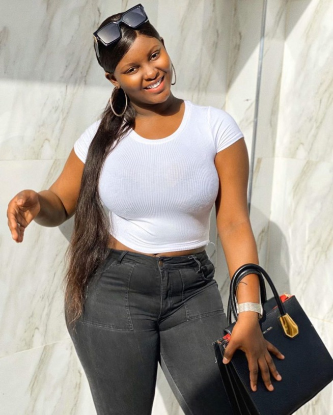 Abiba, une vraie bombe , elle expose ses formes généreuses