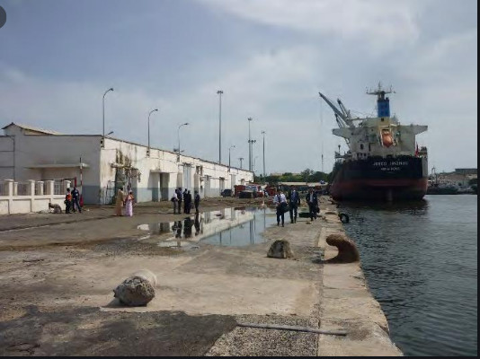 Urgent / Môle1 du Port de Dakar: Un camion gros porteur tombe dans l’eau, l’apprenti s’en sort et le chauffeur introuvabl Urgent / Môle1 du Port de Dakar: Un camion gros porteur tombe dans l’eau, l’apprenti s’en sort et le chauffeur introuvabl