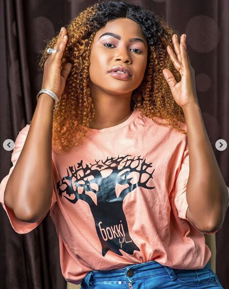 Marichou, toute ravissante, prend la pose très $exy Marichou, toute ravissante, prend la pose très $exy