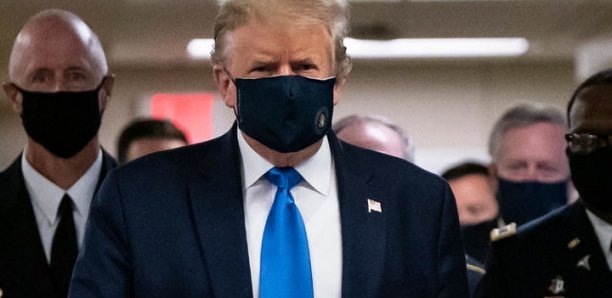 Covid-19 - Donald Trump se "masque" pour la première fois en public Covid-19 - Donald Trump se "masque" pour la première fois en public
