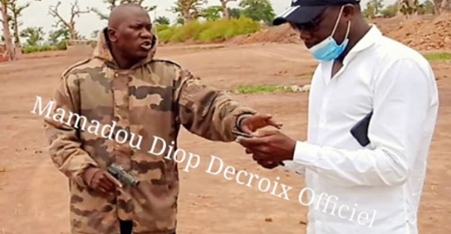 dengler : Armé d’un pistolet, cet homme menace des députés en visite sur les terres attribuées à Babacar Ngom dengler : Armé d’un pistolet, cet homme menace des députés en visite sur les terres attribuées à Babacar Ngom