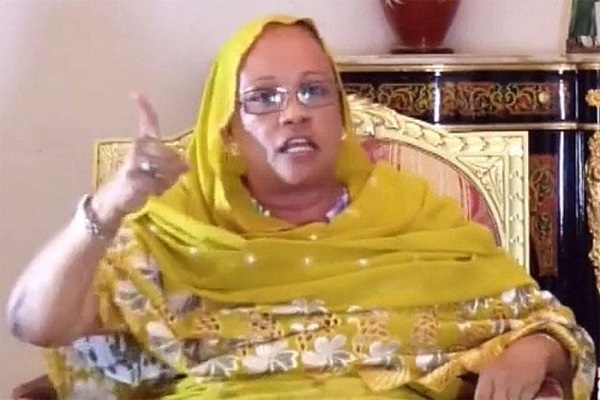 Son mari de retour en prison malgré la Covid-19 : Mme Habre « fragilise la parole de Macky et laisse entrevoir des commanditaires ...» Son mari de retour en prison malgré la Covid-19 : Mme Habre « fragilise la parole de Macky et laisse entrevoir des commanditaires ...»