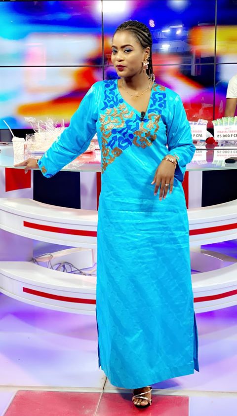 Simple mais classe, Merry Bey de la TFM sait toujours comment s’habiller, pour … Simple mais classe, Merry Bey de la TFM sait toujours comment s’habiller, pour …