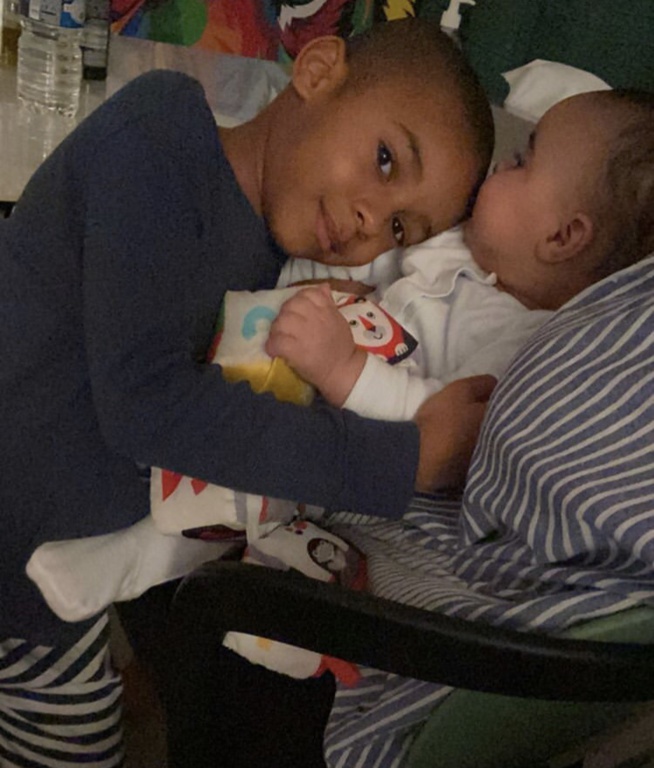 Léa Soukeyna Ndiaye toute heureuse aux côtés de ses deux mignons petits garçons