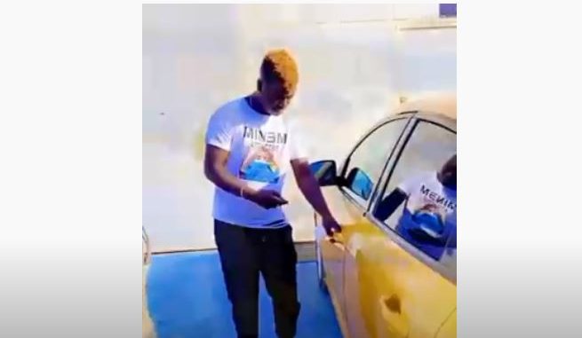 Pawlish Mbaye présente sa deuxième voiture : « Yallah mo mana téral … » Pawlish Mbaye présente sa deuxième voiture : « Yallah mo mana téral … »