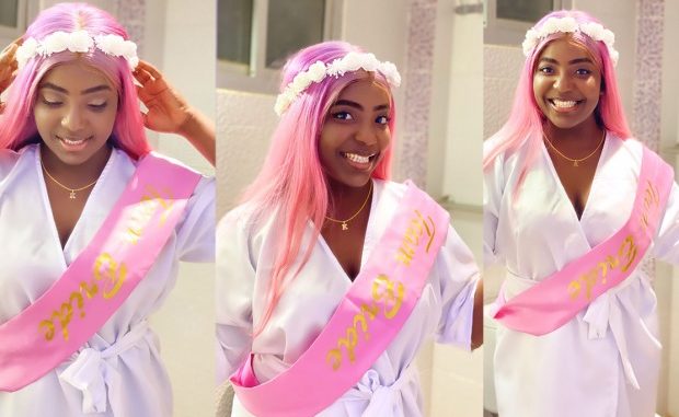 l’actrice Maman “Un Café Avec” s’affiche $exy et rayonnante dans un « Bride To Be »