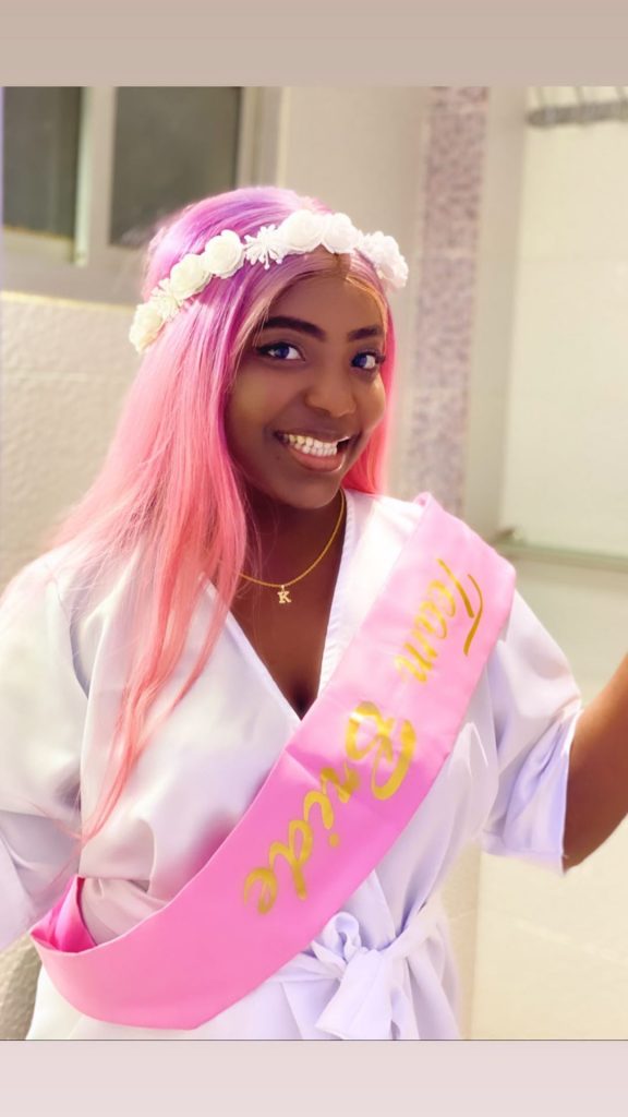 l’actrice Maman “Un Café Avec” s’affiche $exy et rayonnante dans un « Bride To Be »