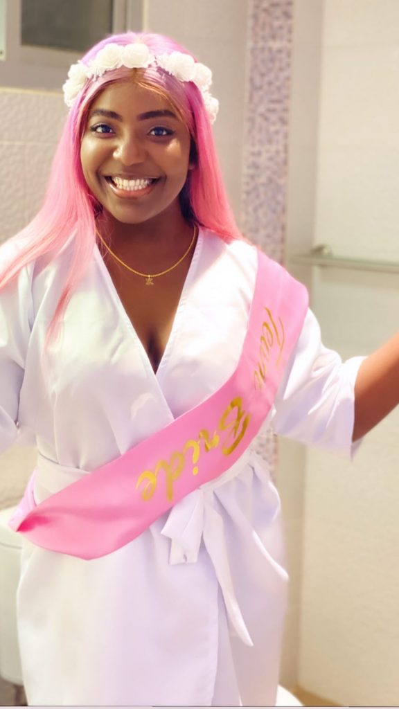 l’actrice Maman “Un Café Avec” s’affiche $exy et rayonnante dans un « Bride To Be »