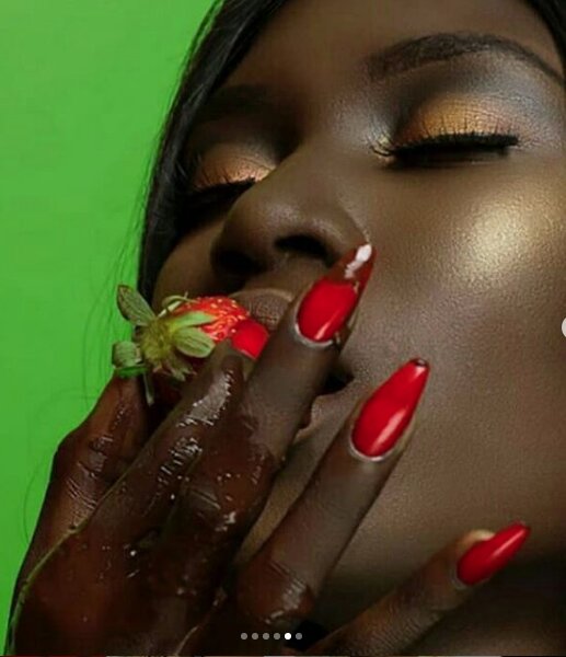 Ebene Diop nommé la nouvelle Kim Kardashian sénégalaise… réapparaît dans le clip de Dip Doundu Guiss Ebene Diop nommé la nouvelle Kim Kardashian sénégalaise… réapparaît dans le clip de Dip Doundu Guiss