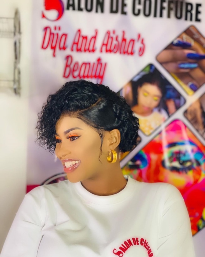 Voici la nouvelle coupe de cheveux très « tendance » de Marichou