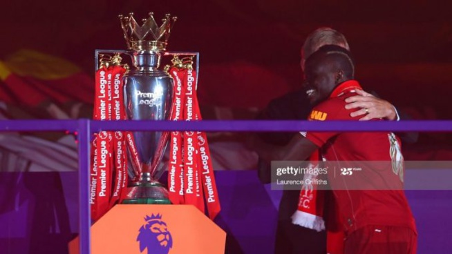 Liverpool soulève enfin son trophée, regardez la remise avec Sadio Mané!