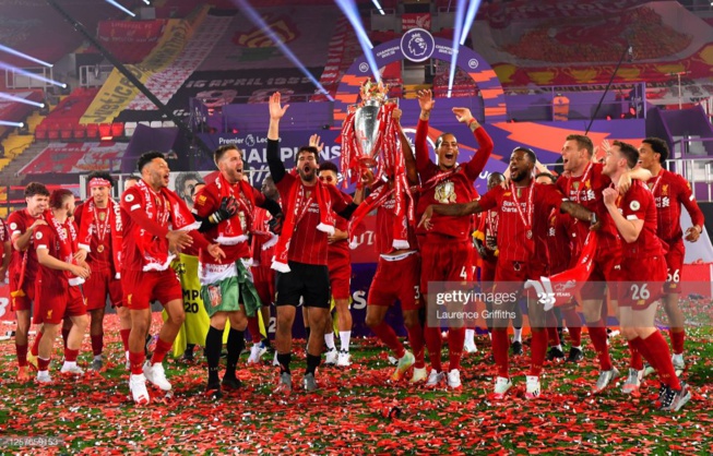 Liverpool soulève enfin son trophée, regardez la remise avec Sadio Mané!