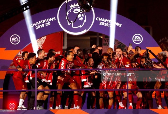 Liverpool soulève enfin son trophée, regardez la remise avec Sadio Mané!