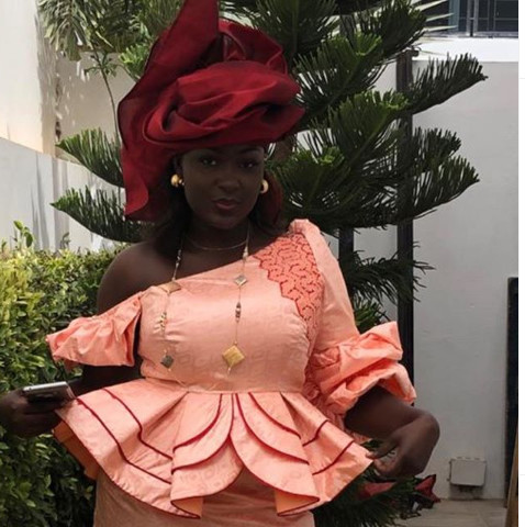 Amsa de « Maîtresse d’un homme marié », dans une « taille basse » très chic. Admirez !